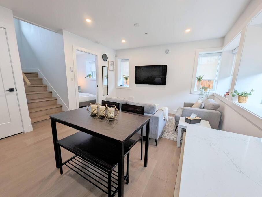 Centrally Located, Modern, 2 Bedroom Home Ванкувър Екстериор снимка