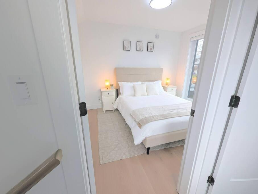 Centrally Located, Modern, 2 Bedroom Home Ванкувър Екстериор снимка