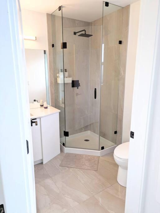 Centrally Located, Modern, 2 Bedroom Home Ванкувър Екстериор снимка