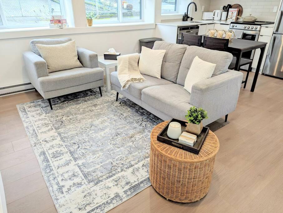 Centrally Located, Modern, 2 Bedroom Home Ванкувър Екстериор снимка