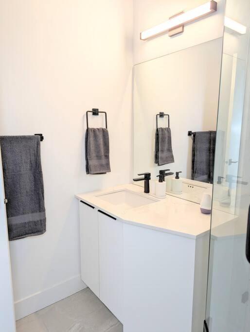Centrally Located, Modern, 2 Bedroom Home Ванкувър Екстериор снимка
