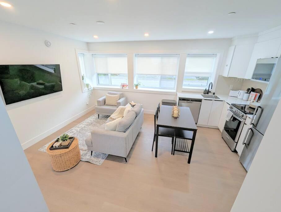 Centrally Located, Modern, 2 Bedroom Home Ванкувър Екстериор снимка