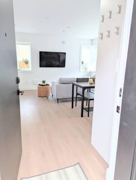 Centrally Located, Modern, 2 Bedroom Home Ванкувър Екстериор снимка